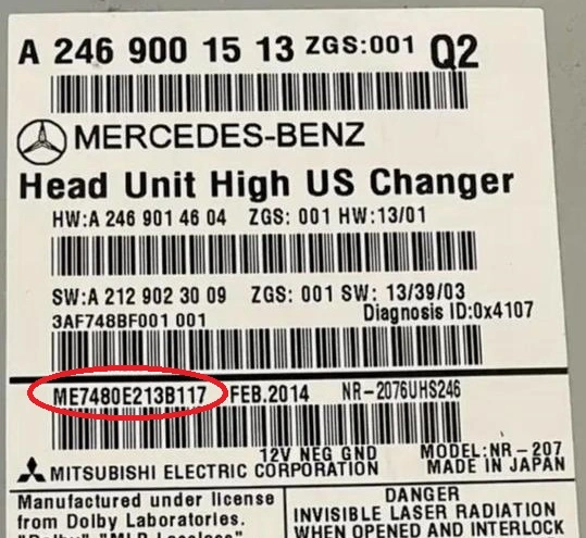 Mercedes-Headunit mit markierter Position des Seriennummernaufklebers