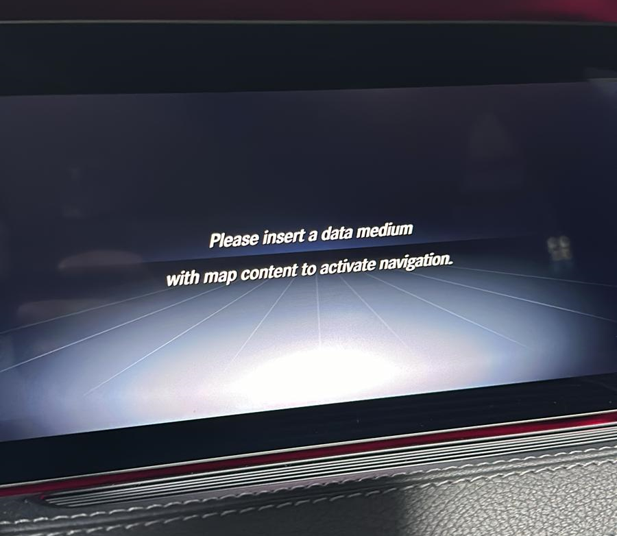 Datenträger mit Karteninhalt zur Aktivierung der Navigation einlegen